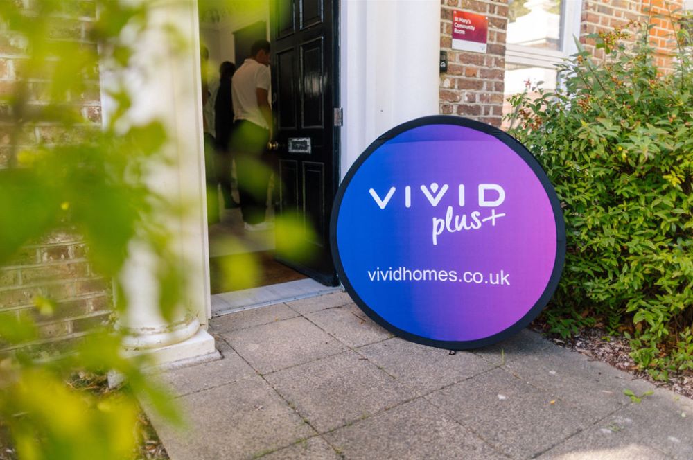 VIVID Plus circular banner